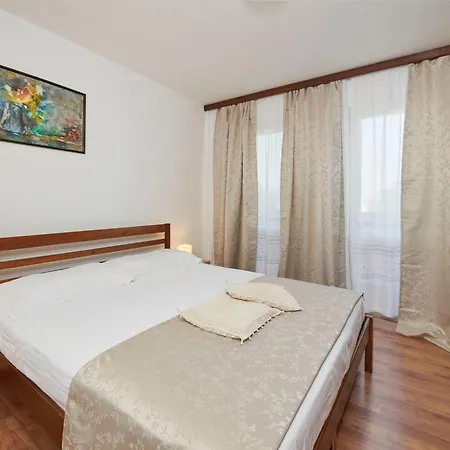 Bastianich Mit Grossem Garten Und Pool By Interhome Vikendica